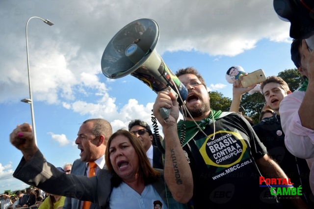 Brasília - Protesto contra a nomeação do ex-presidente Lula como ministro da Casa Civil, em frente ao Palácio do Planalto (Valter Campanato/Agência Brasil)