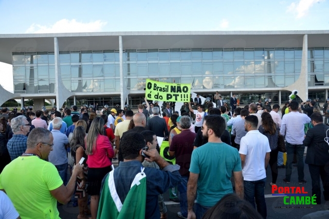 Brasília - Protesto contra a nomeação do ex-presidente Lula como ministro da Casa Civil, em frente ao Palácio do Planalto (Valter Campanato/Agência Brasil)