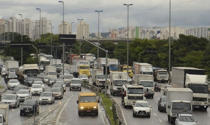 Trânsito e risco de alagamentos na marginal Tietê.