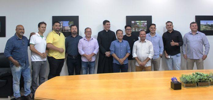 Vereadores como o prefeito Conrado Scheller e o padre Rodrigo Fávaro