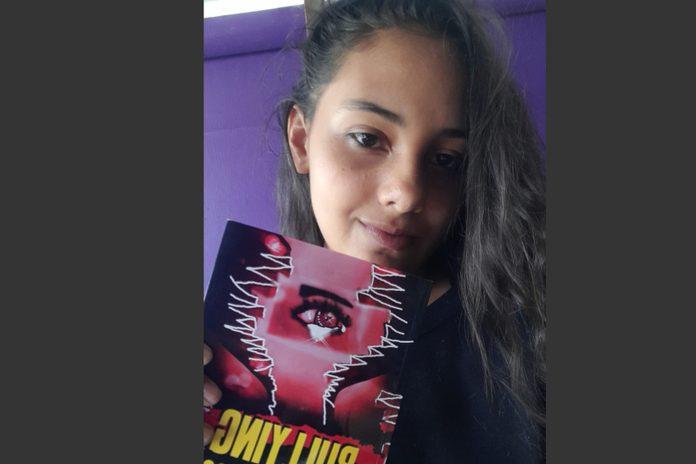 Ariane Emanuele Sztaler,14 anos, escreveu o livro 